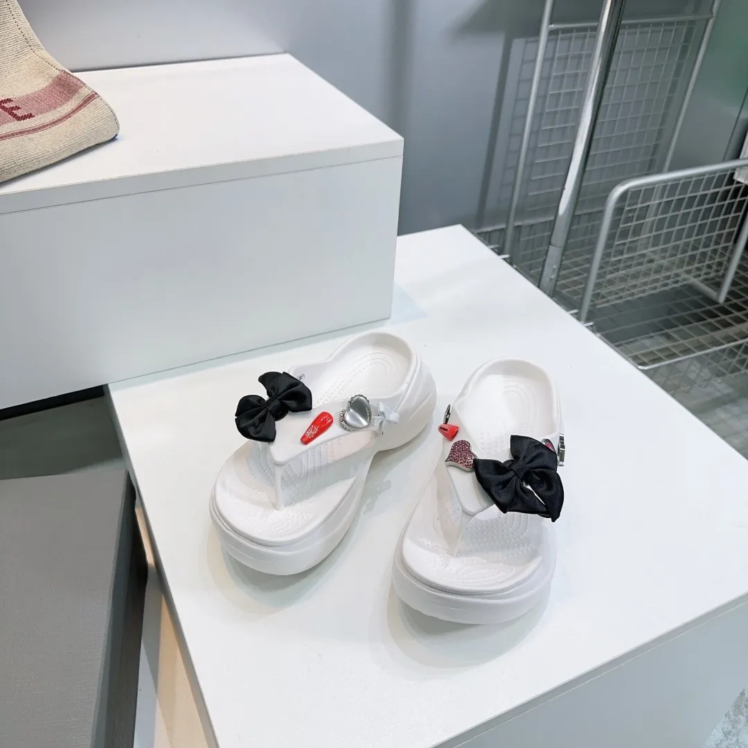 👟👟Ex-factory price 440👟👟 Top quality🔥Balenciaga 25 spring and summer latest thick-soled rubber jelly shoes flip-flops! 25 new spring dark horse items, fashion bloggers at home and abroad have put on foot shows, popular on social platforms at home and abroad, fashionistas must buy, various Parisian elements hardware buckle DIY, highly brand recognition All hardware is re-engraved and made with heavy gold molds Ingenious craftsmanship, accurately restoring every detail Original open-mold EVA rubber and plastic one-piece outsole Super light on the foot, a proper height-increasing artifact with an outsole height of 6cm Original full set of packaging Code number: 35-42 (40, 41, 42 are non-refundable) with original packaging